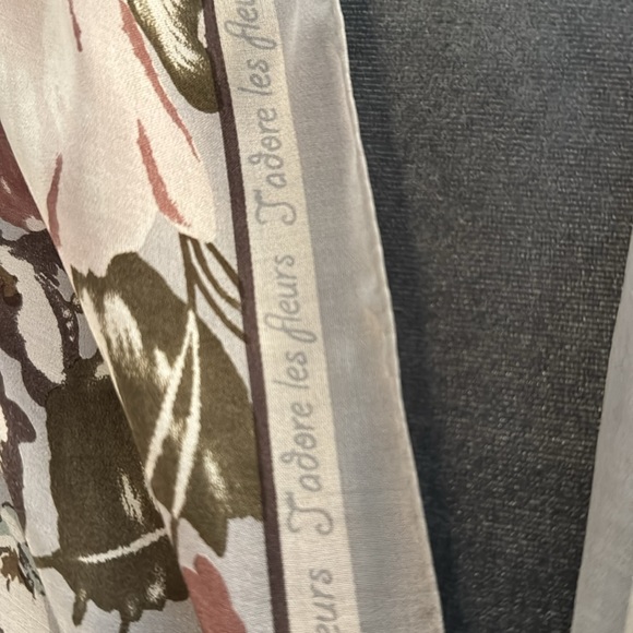 Vince Camuto - J’adore les Fleurs rectangle scarf, Like New - Picture 2 of 7
